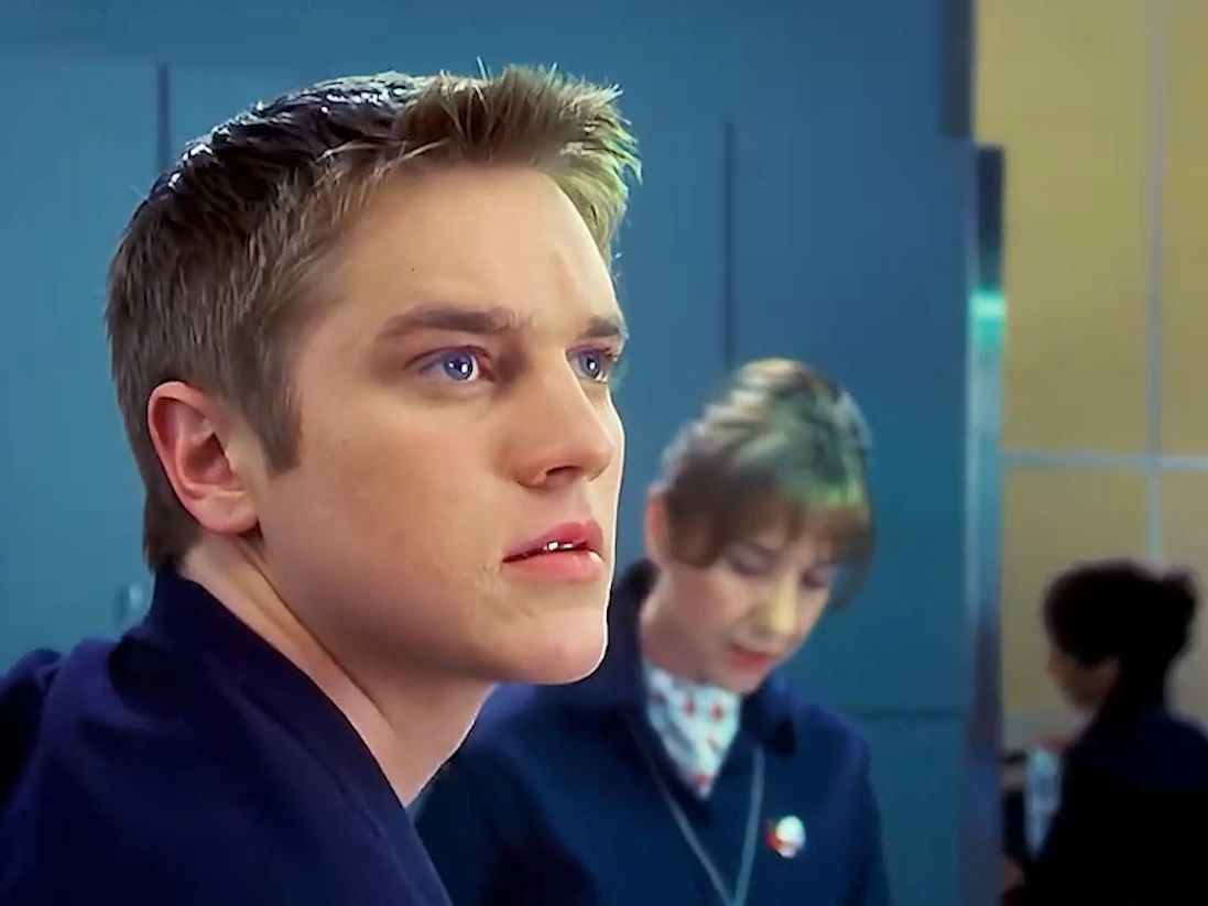 他转头看向机场的航班，发现起飞时间正是他的生日《死神来了》