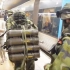 瑞典军人集体坐地铁上班，那个背火箭筒弹药的好可怜.....