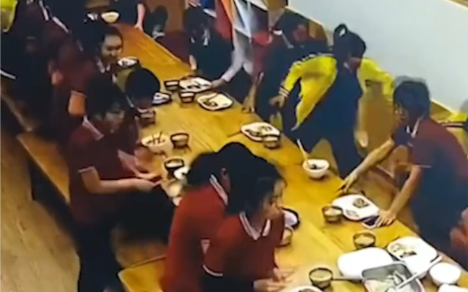 9月5日，四川雅安。地震瞬间，看老师们扔下碗筷奔跑着冲向孩子们，好感动！为老师们点赞！