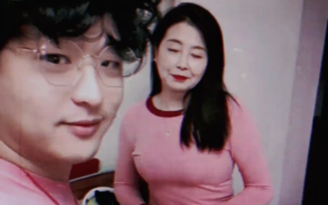 Auntie was pretty when she was young.