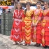 越南苗族4个大美女带朋友们去了解农村赶集市场，真好玩。