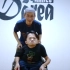 身为坐在轮椅上的脆骨病患者，阿进竟然可以做这些动作姿势 4p