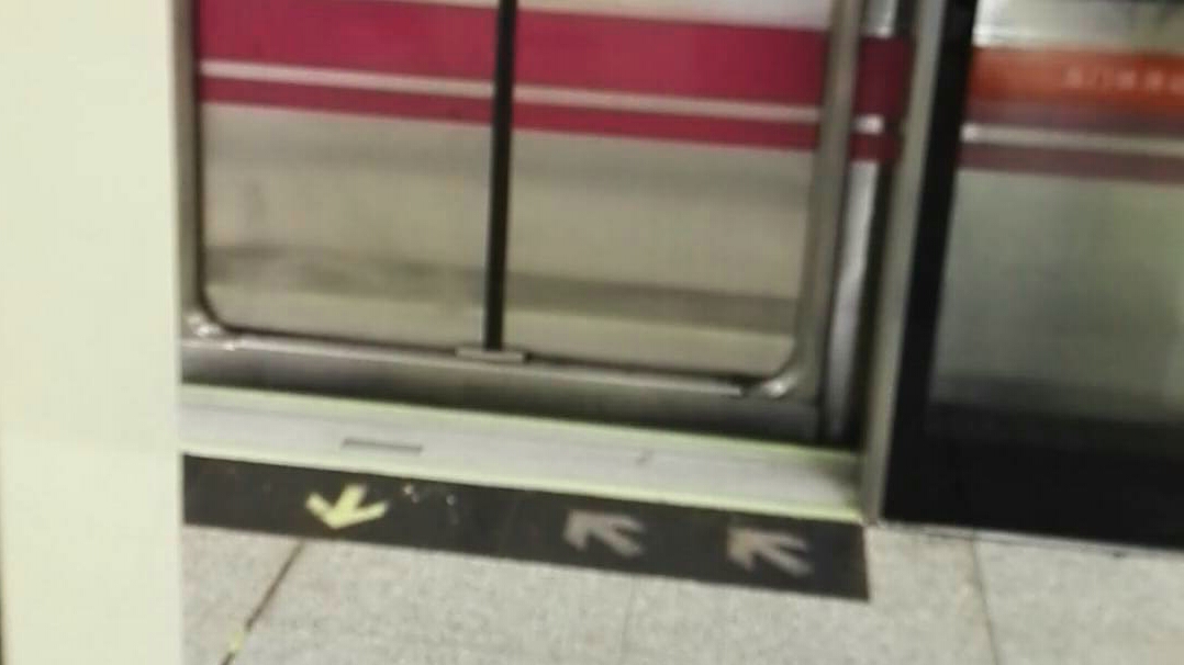 门坏了！北京地铁五号线 昌平太平庄车辆段 某车第三节左侧车门损坏 屏蔽门关闭及磁器口站发车