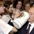 普京和莫斯科美女大学生喝“交杯酒”并亲吻了她三次