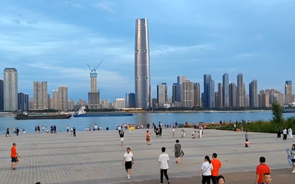 走下宽阔的江滩，近距离地与母亲河相拥，武汉人好幸福