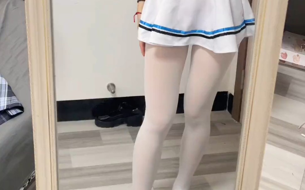 Sweetie, of course it's white cotton pants.