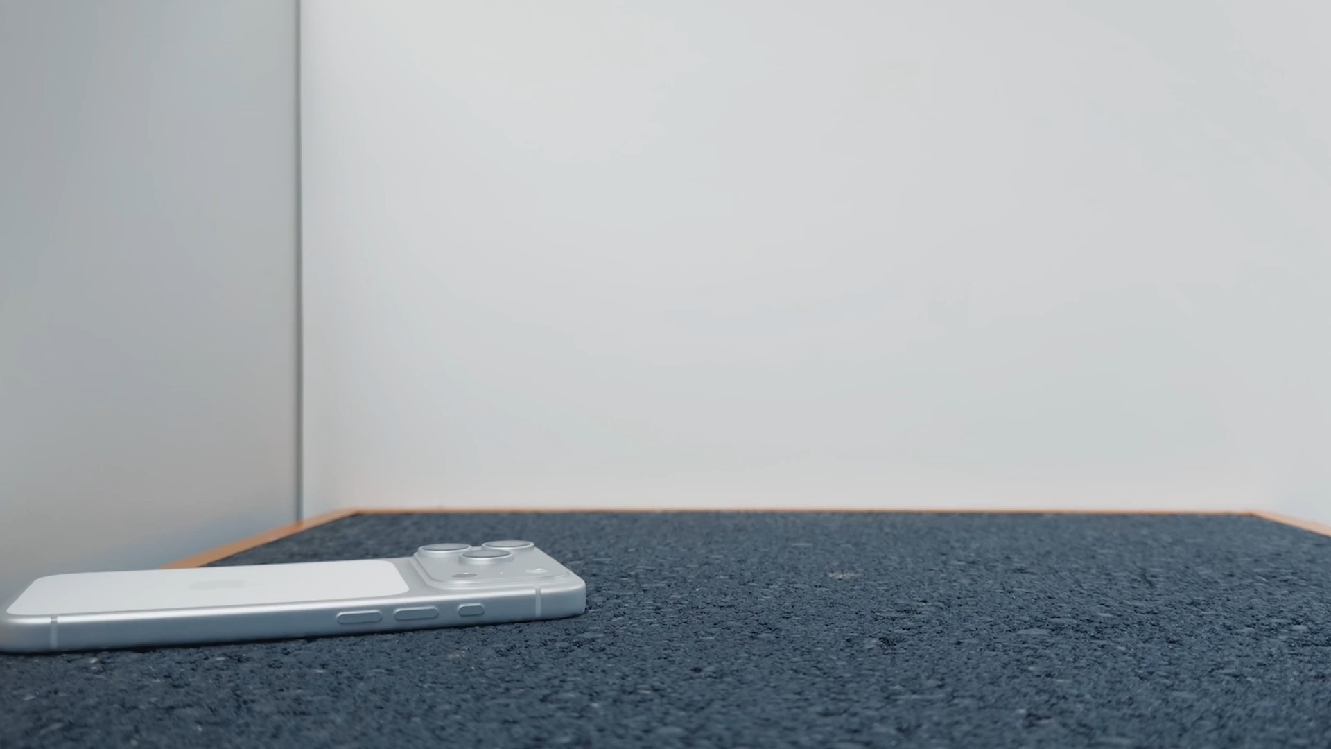 观看 iPhone Air 在极限弯曲测试中承受 130 磅压力 - Tom's Guide --- Watch the iPhone Air survive