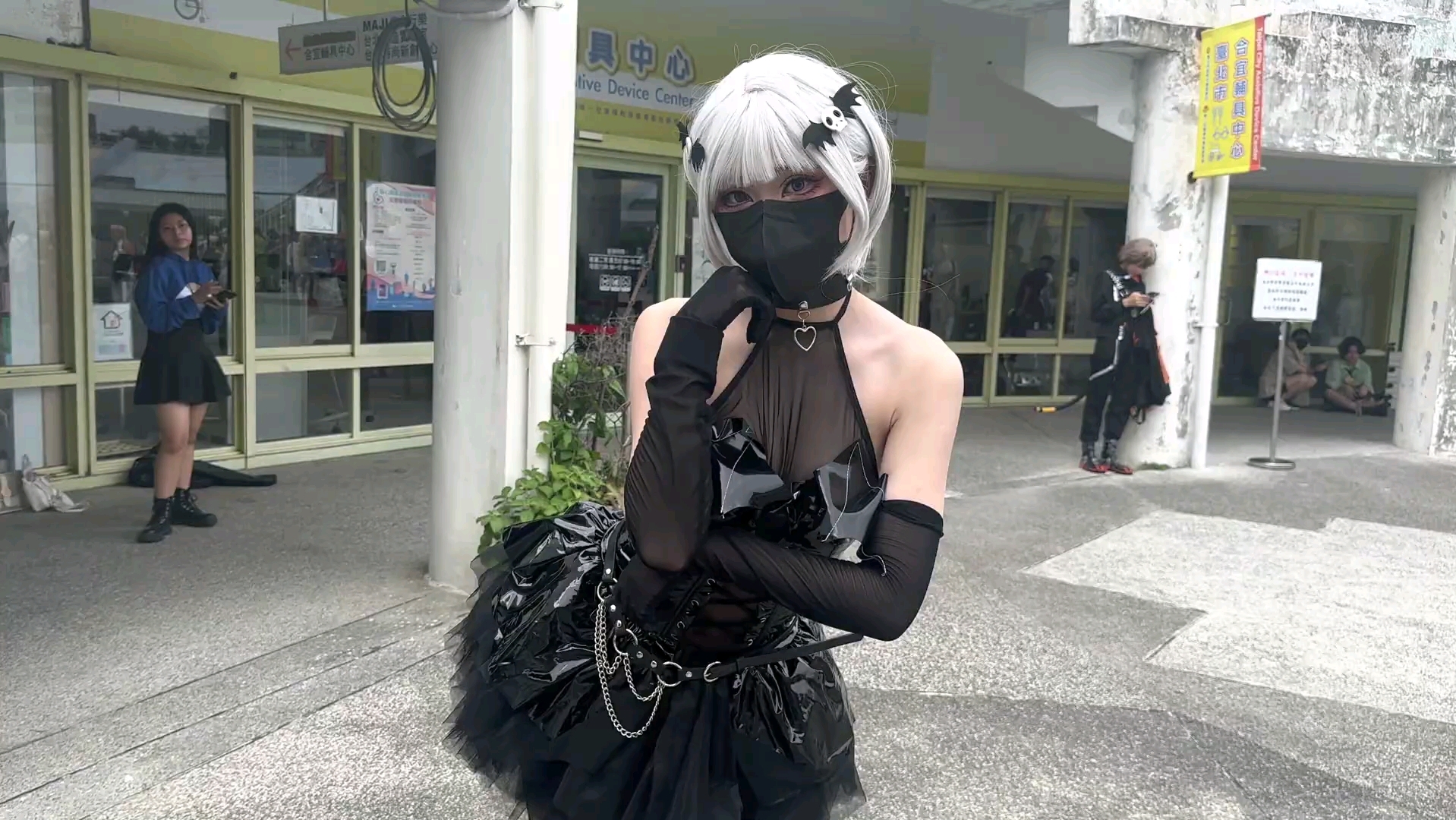 "Mistakenly entering the demon world? No, I was just cosplaying!"