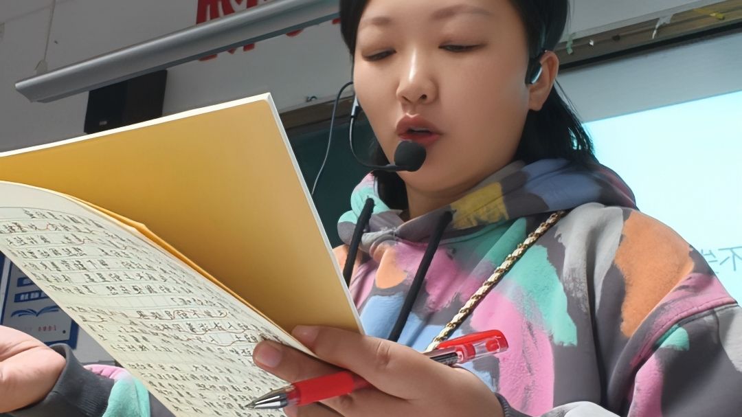 “只是一层薄薄的土，人与人就再难相见了。” 九年级男生写作文怀念去世的奶奶，老师被感动到热泪盈眶分享给同学们。网友：文字藏着最戳心的爱！