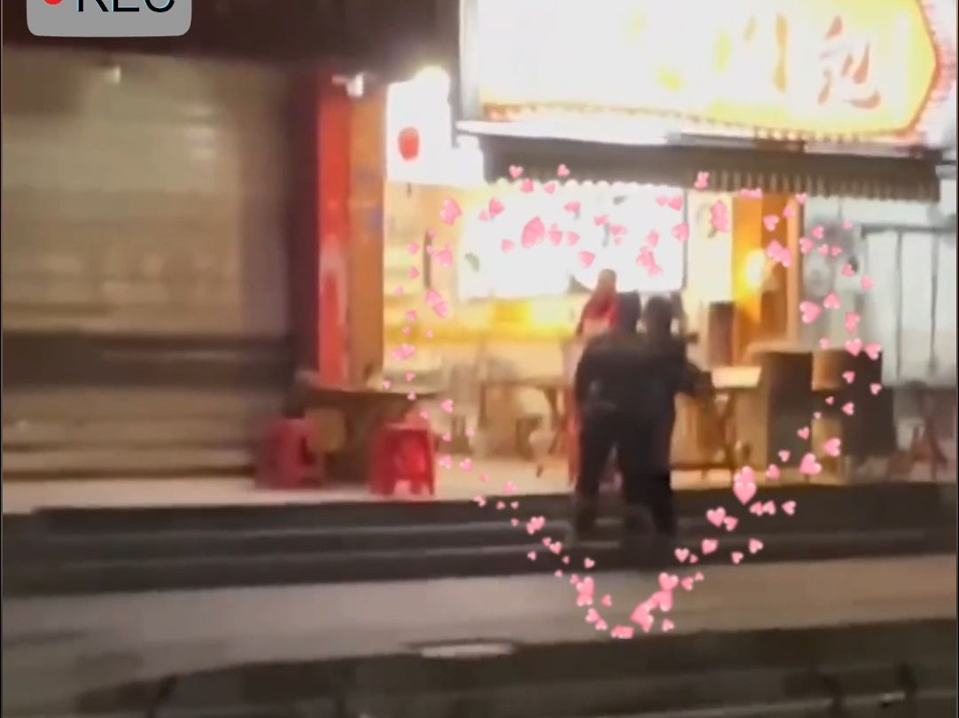 1月21日，四川成都。消防员出警时路过妻子的早餐店，立刻飞奔过去献上拥抱、妻子也提前备好了早餐。网友：愿每次出警都平安归来！
