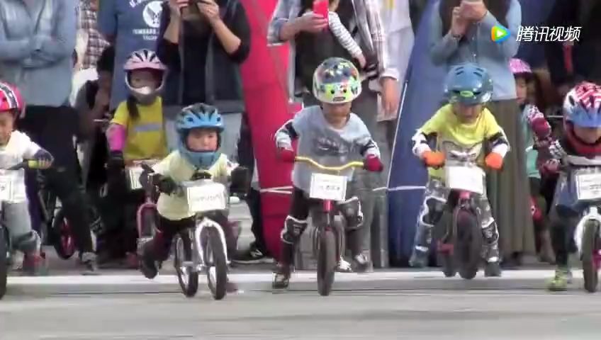 日本孩子滑步车比赛！精彩