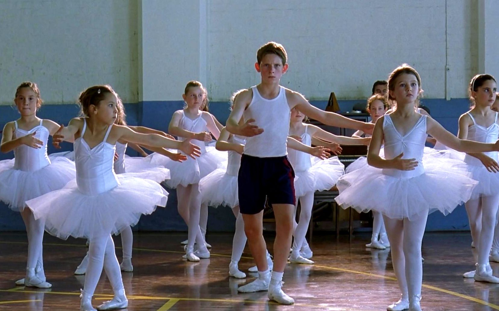 【越哥】“娘娘腔”男孩蜕变成“白天鹅”，他用十年时间捍卫“不切实际”的梦想！