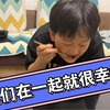 单亲家庭，母子相依为命，只要在一起就很幸福