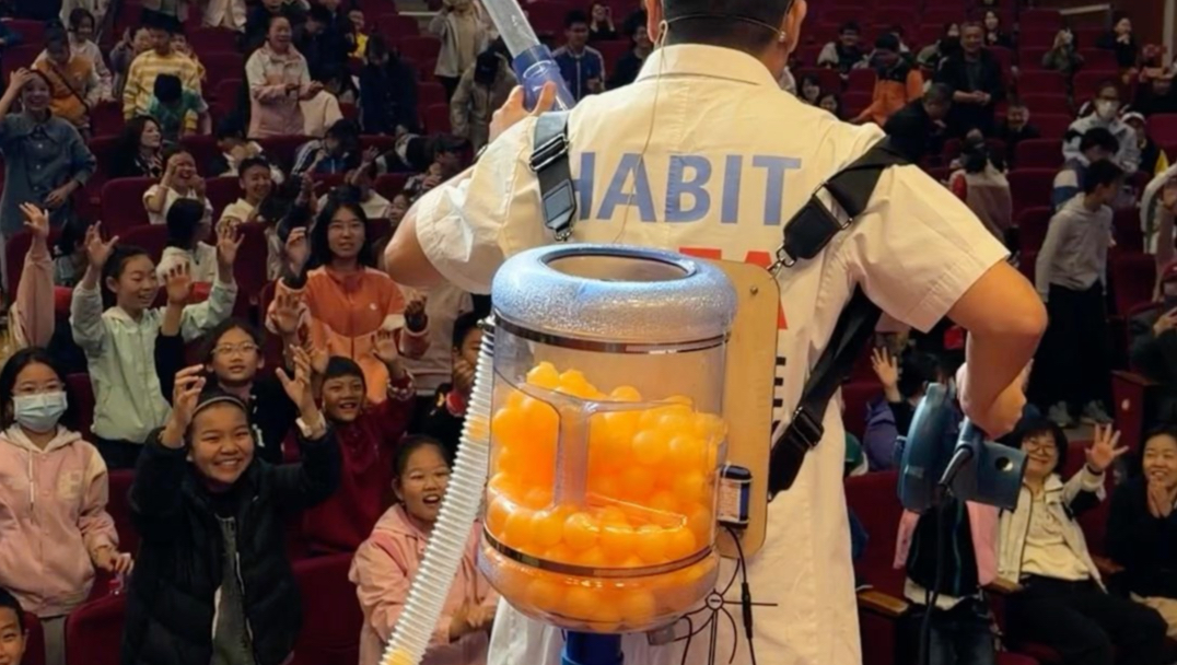 科学老师通过伯努利原理，成功把乒乓球做成连发的炮蛋。#科普 #万万没想到