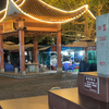 中越边界夜晚对比，东兴口岸附近灯火通明沿街摊位卖各种越南特产P