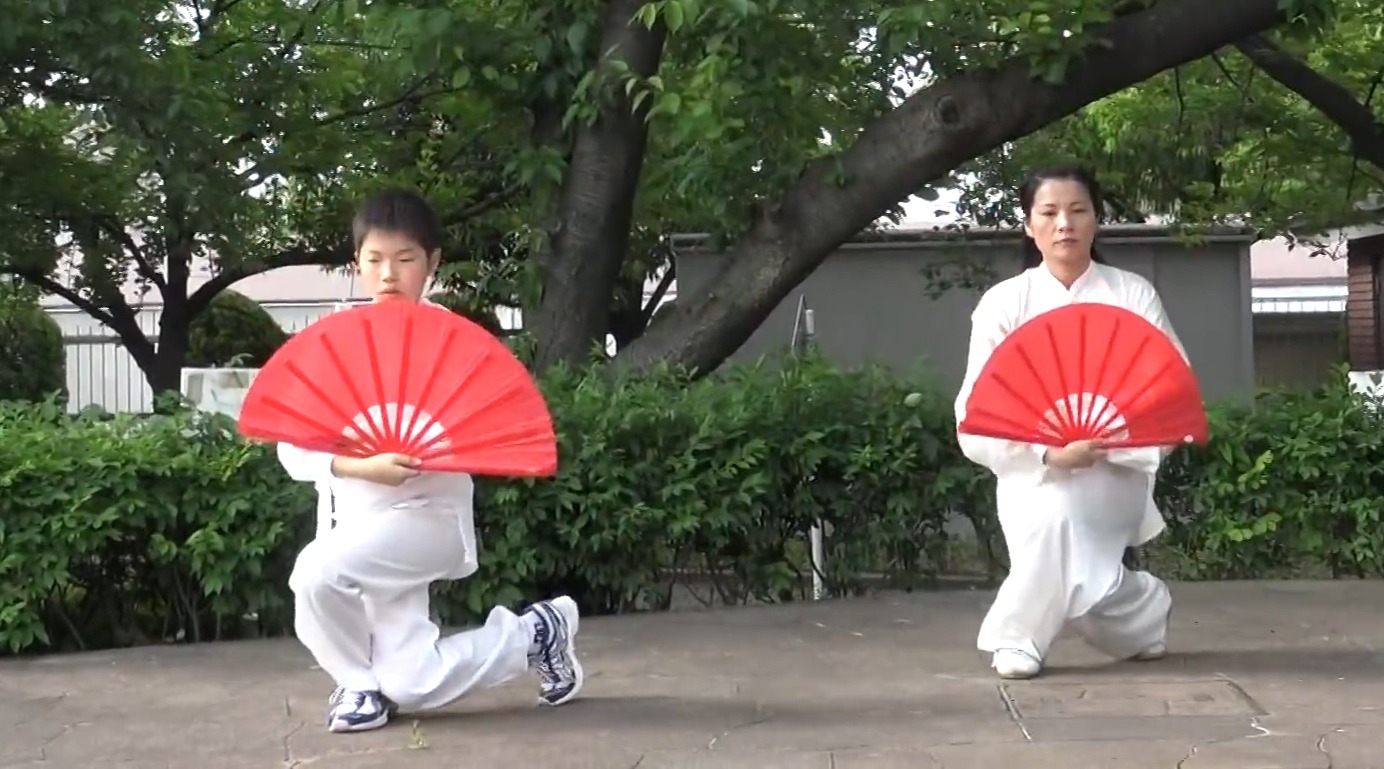 见证传统武术魅力母子齐练武当太极功夫扇优美之至