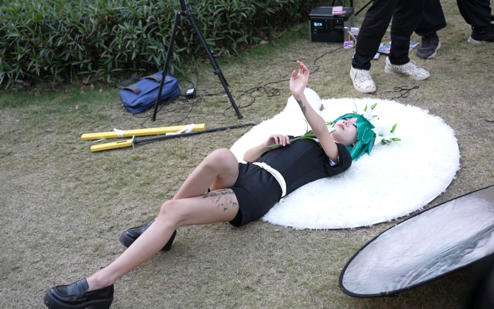 [Laying Down Again] - Phosphor Leaf Stone from the Land of Gems is here with flowers.
