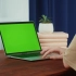 绿幕抠像高清免费视频手机剪4K辑素材女子工作笔记本