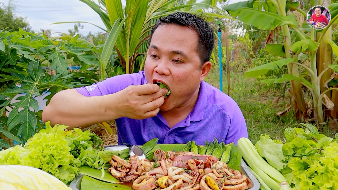泰国嗯哼哥吃播 今天吃酸辣鱿鱼圈，搭配各种绿叶菜
