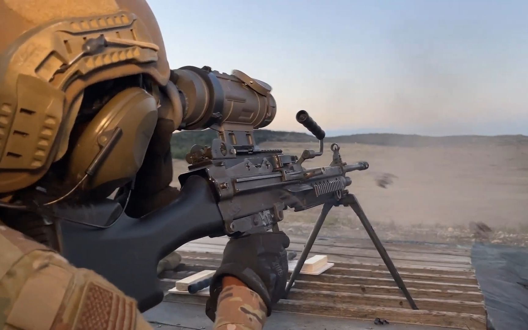 【单兵装备】- 美国空军 M249轻机枪 实弹训练