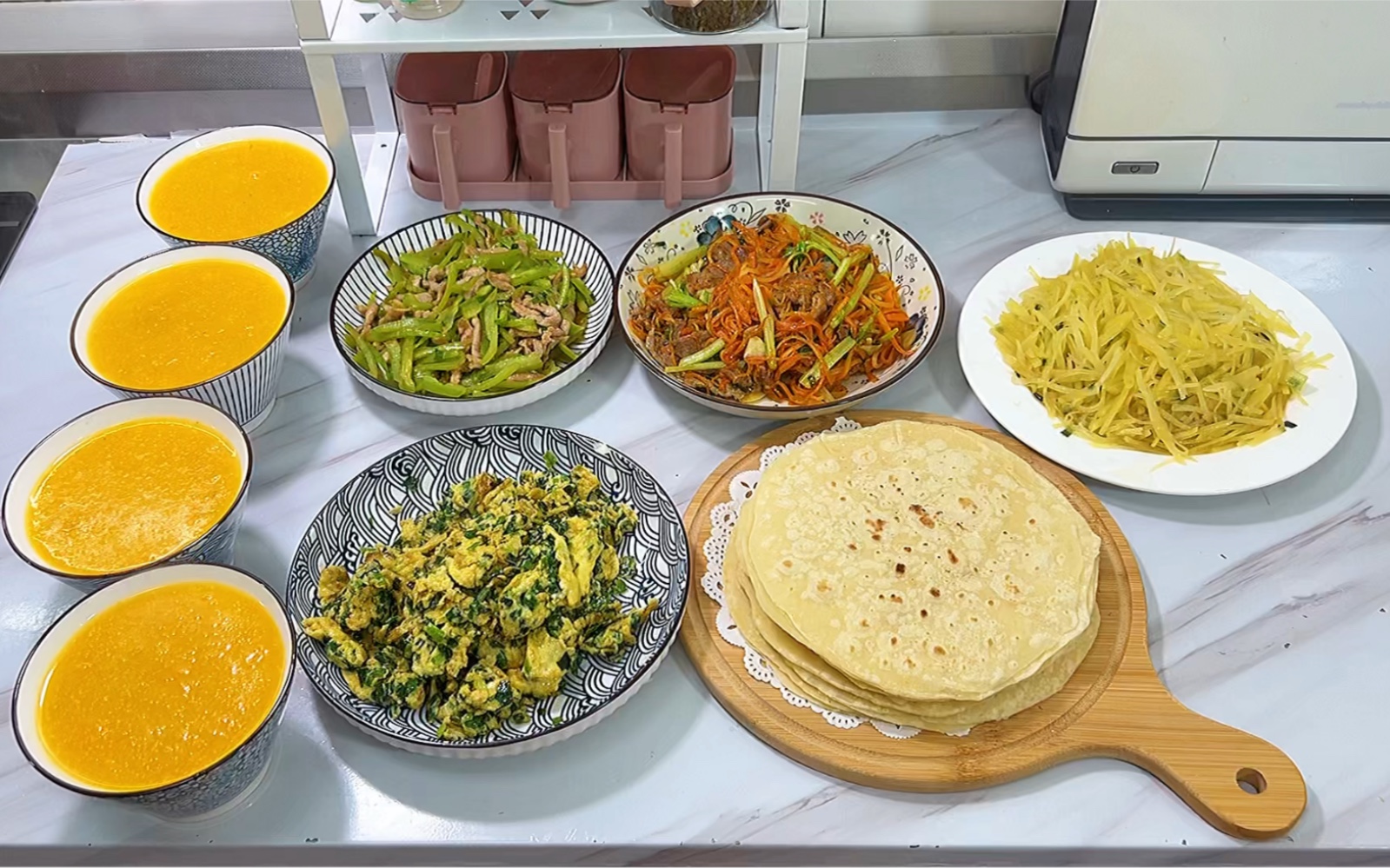 郑州一家五口的家常晚餐：超好吃的烙馍卷菜，馍菜汤真的是百吃不厌的美味