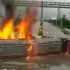 监控：浙江油罐车被撞翻，汽油撒满一地，一点火花就瞬间起火！