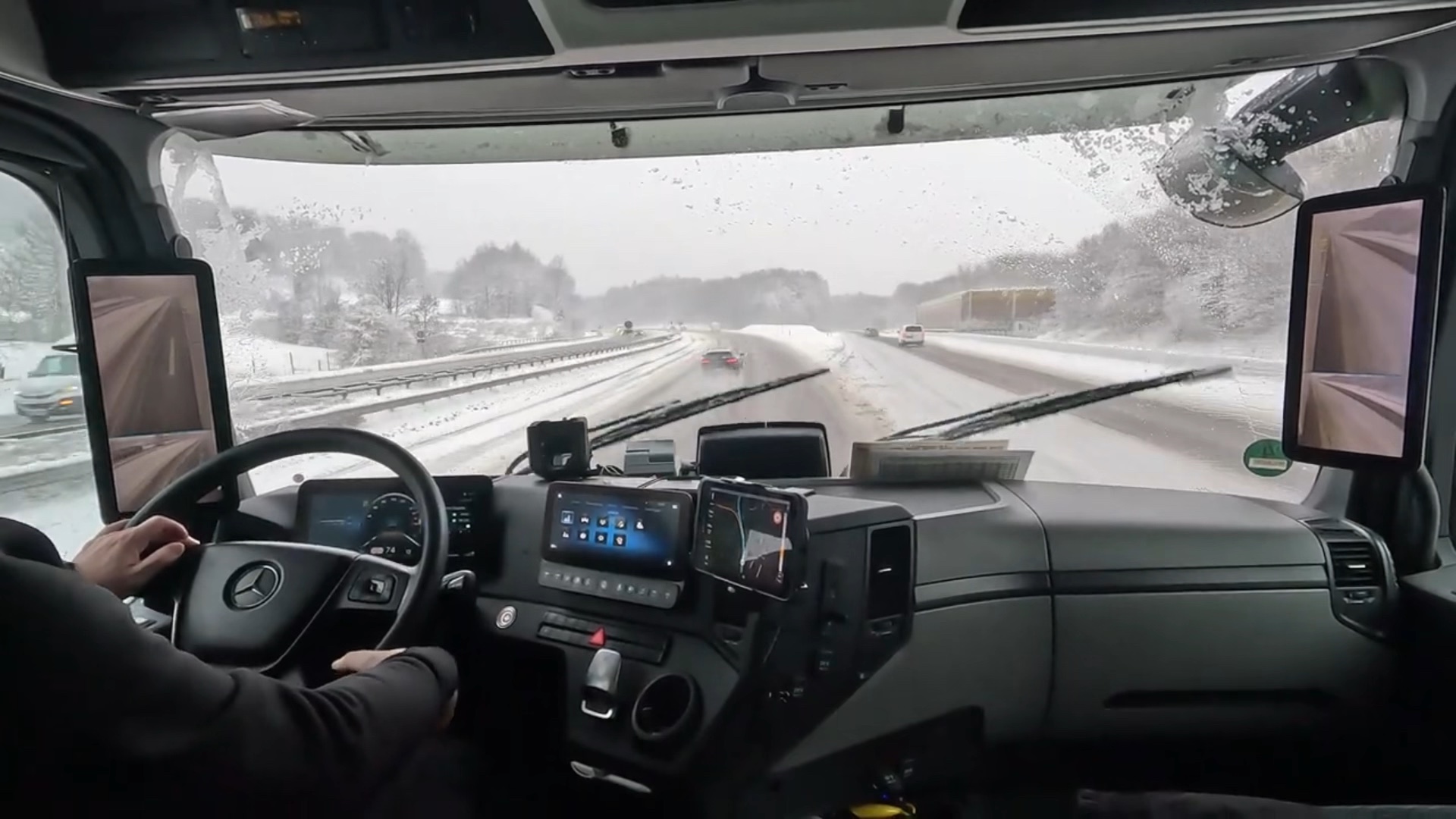 【卡车】真实驾驶欧卡第三视角：梅赛德斯卡车道路景观