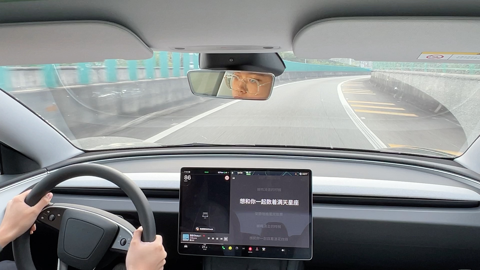 特斯拉焕新版Model3匝道浅极限劈弯体验