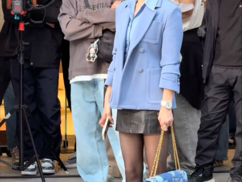 秦岚这黑丝美腿绝了