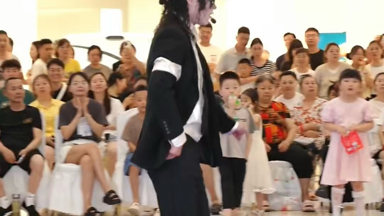 脚滑了吗？不，那是月球漫步！