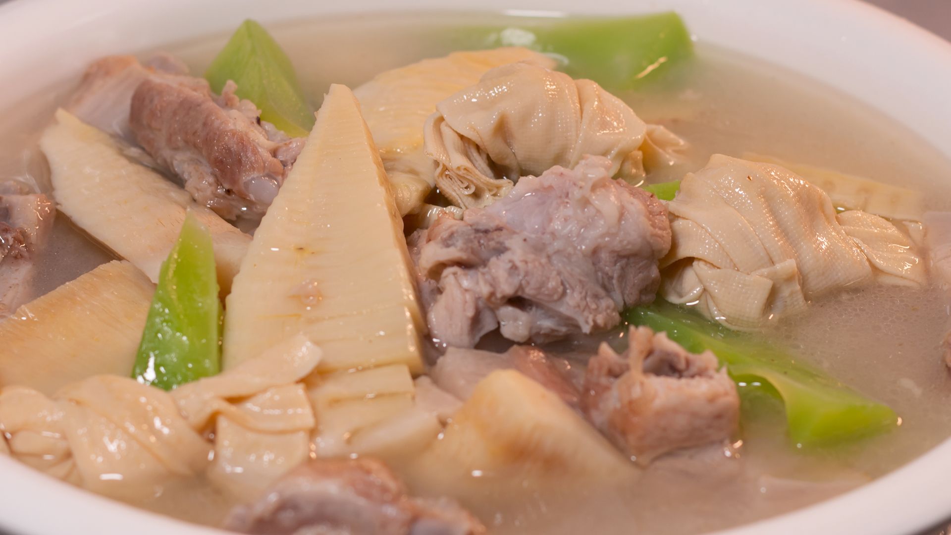 上海本帮菜腌笃鲜，选材考究，鲜味浓厚，每一口都是春天的味道