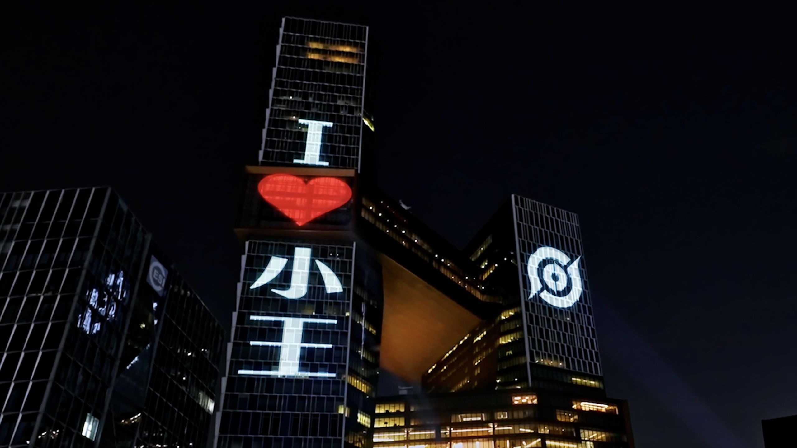 今夜，全国多城地标共同点亮，祝王者荣耀十周年生日快乐！