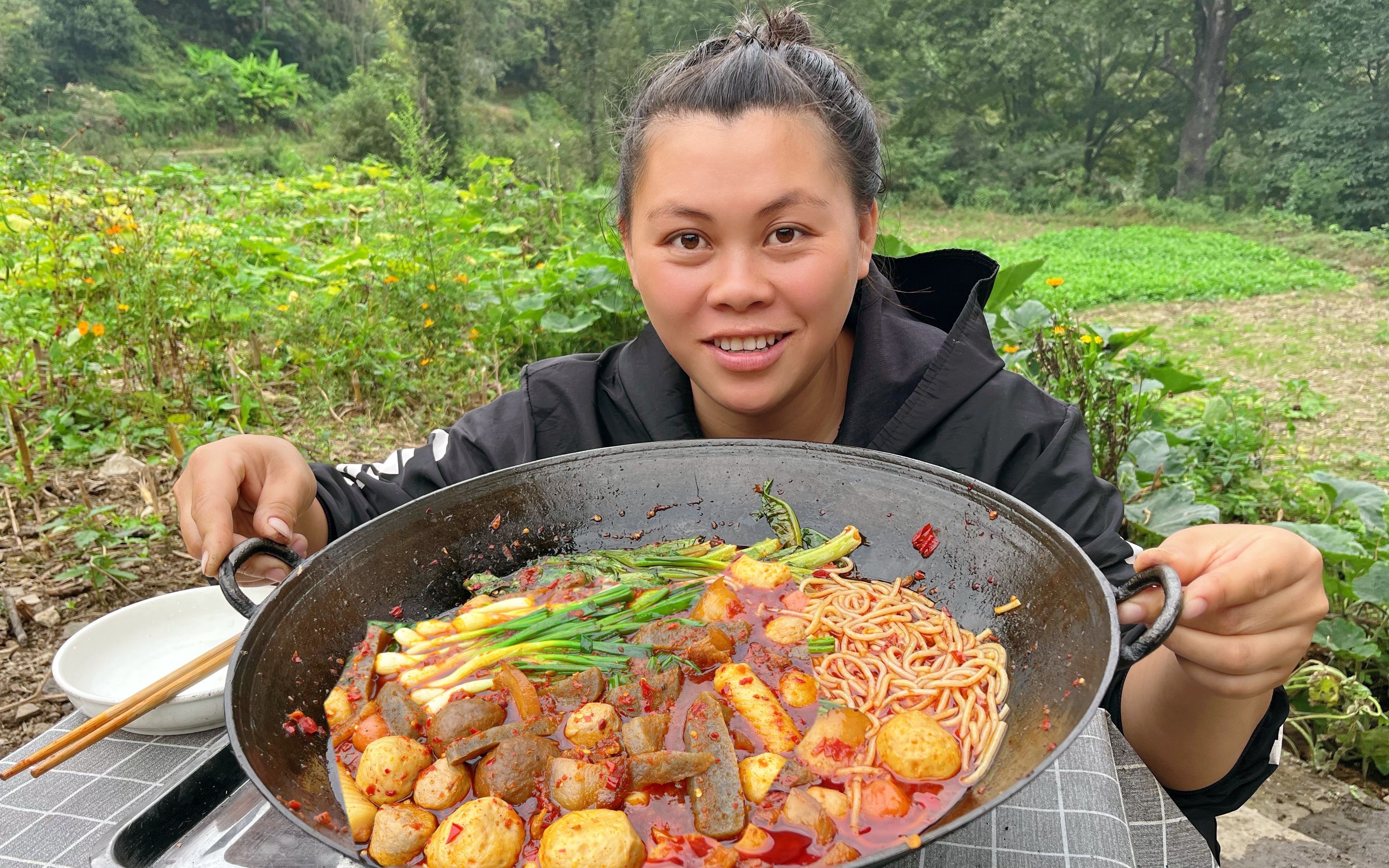 今天欧妹去捡了些栗子，回家做一锅爆辣麻辣烫吃得真过瘾 欧妹呀 欧妹呀 哔哩哔哩视频