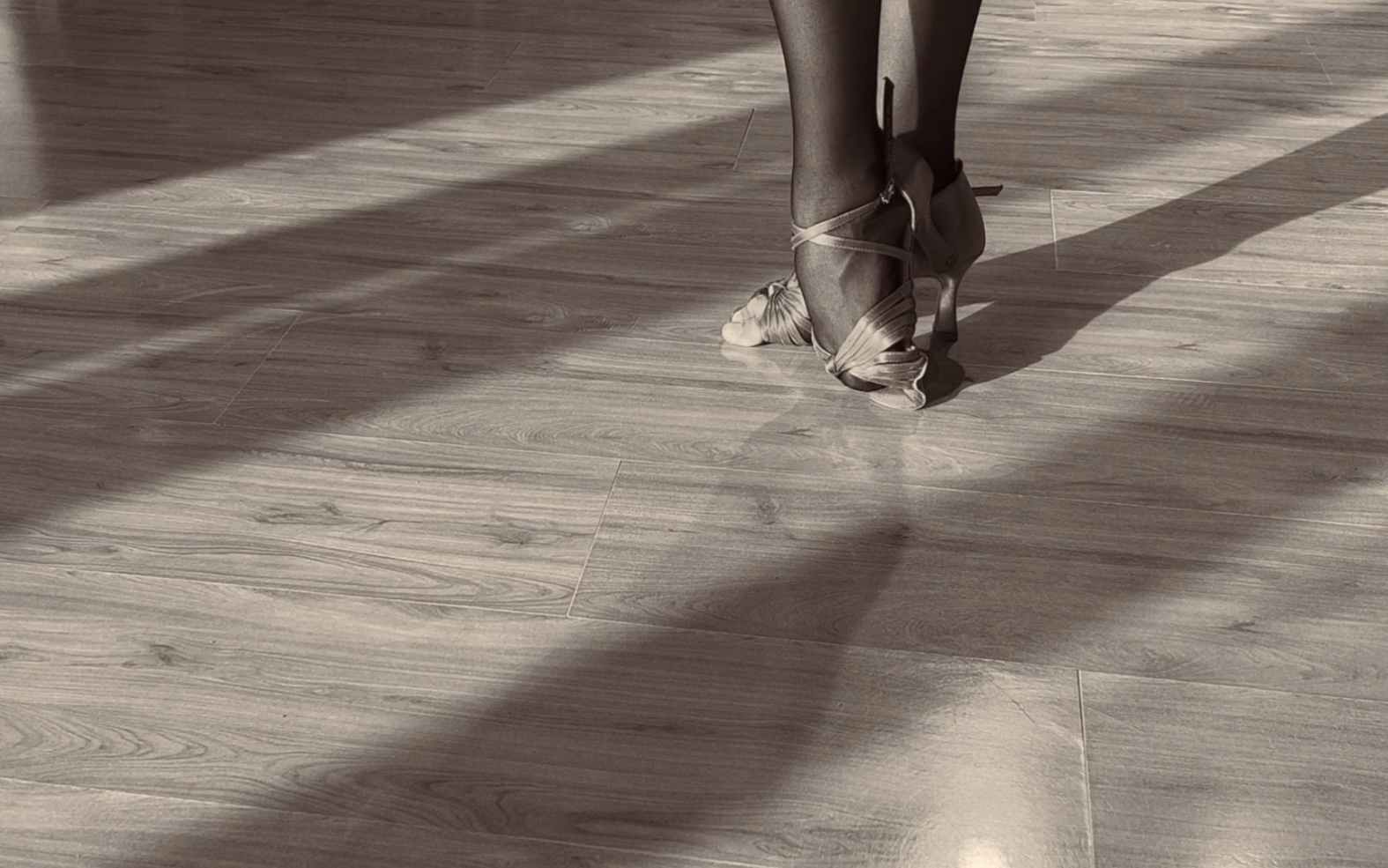 喜欢的是摩擦地板的触感是那种简单干净纯洁的美想要表达的是舞蹈真正的美感而不是那些花里胡哨的东西