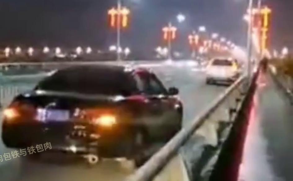 11月9日陕西汉中，34岁男子跳桥轻生，车还打着双闪。