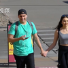 撩汉神技能！外国美女强行和路人牵手，一次都没被拒绝