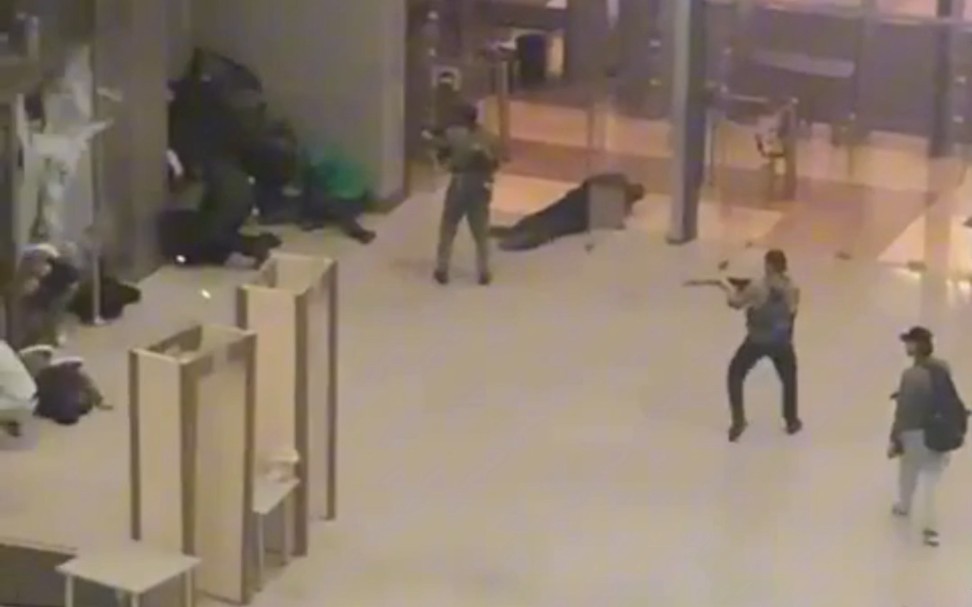 平民第一视角记录，莫斯科音乐厅恐袭纪实！视频画面显示至少有四名恐怖分子持枪乱射，并对平民处决性枪击。恐怖分子逃窜时火烧音乐厅，造成大量平民伤亡，甚至包括儿童！