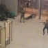 平民第一视角记录，莫斯科音乐厅恐袭纪实！视频画面显示至少有四名恐怖分子持枪乱射，并对平民处决性枪击。恐怖分子逃窜时火烧音