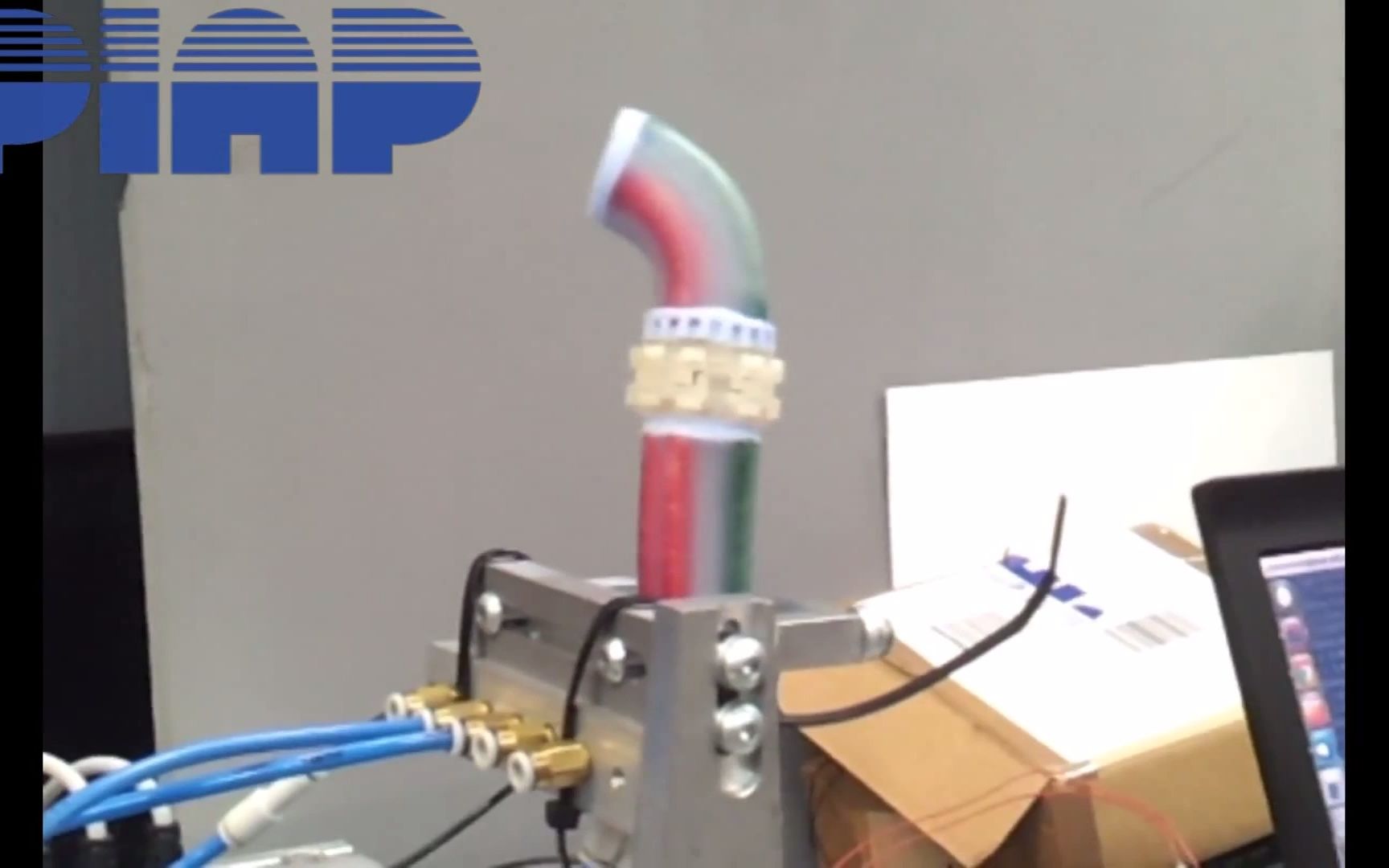 带增强流态室的刚性触发器- MIS软机器人