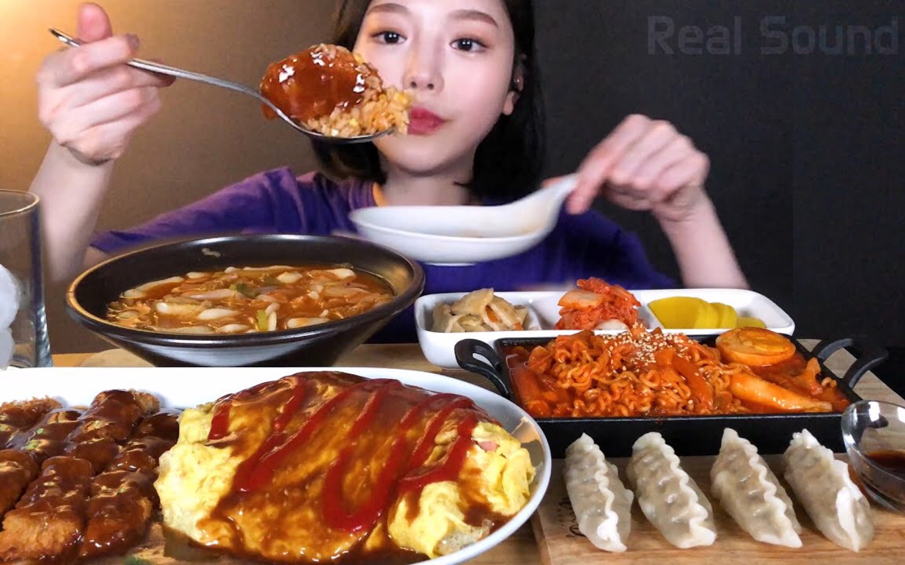 【Eat with boki】 年糕辣火鸡面蛋包饭+炸猪排泡菜汤