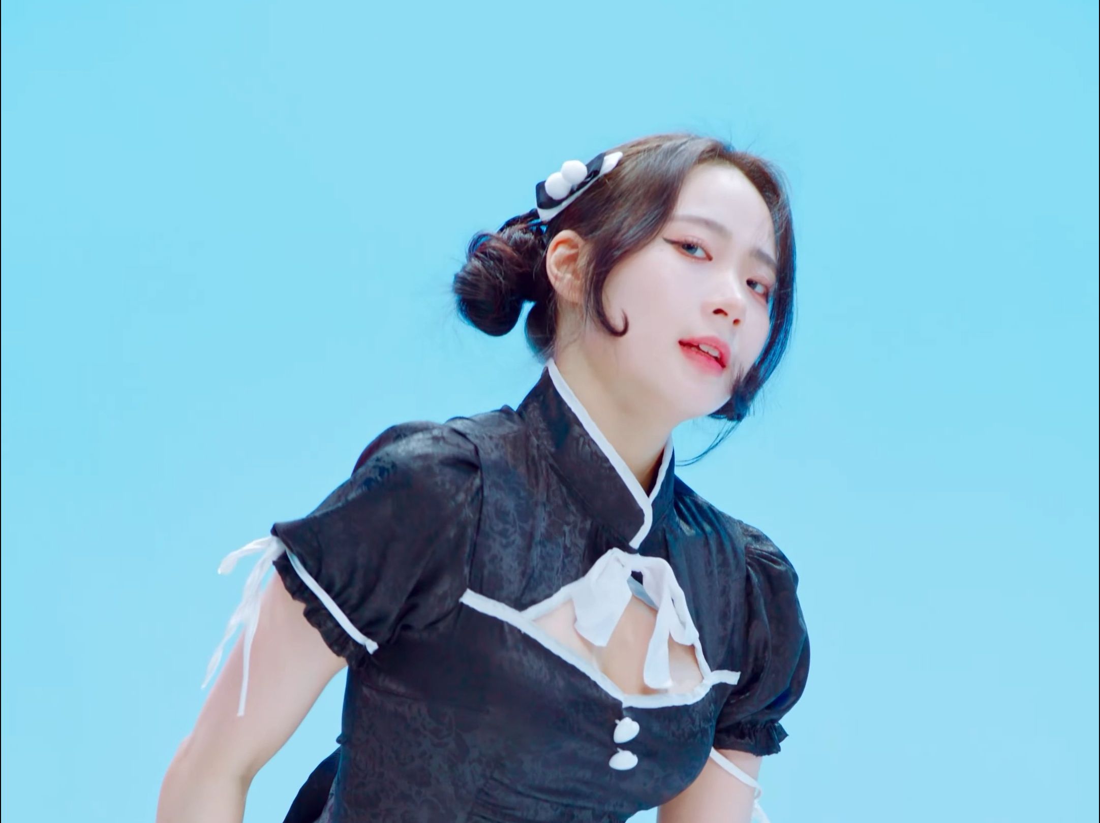 郑仁 good night kiss 黑旗袍