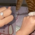 女子炫耀男友送的戒指，一旁猫咪的行为却令人意外：让你臭显摆
