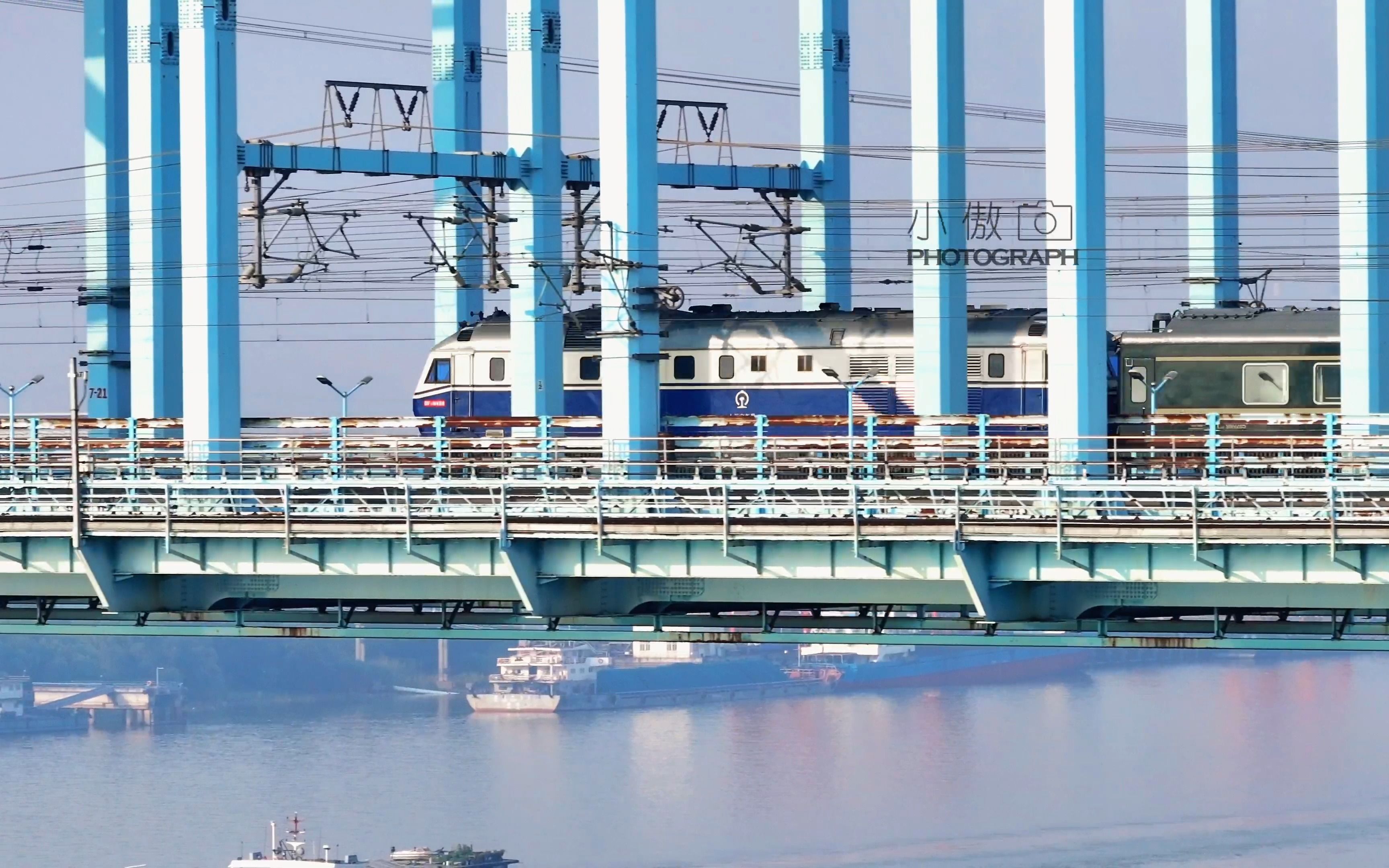 DF11内燃动车组检测车从大胜关长江大桥通过去参加沪宁沿江高铁联调联试