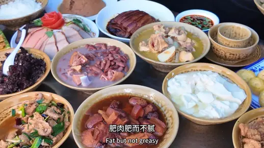 农村的流水席在大昆明都市里也能吃得到！