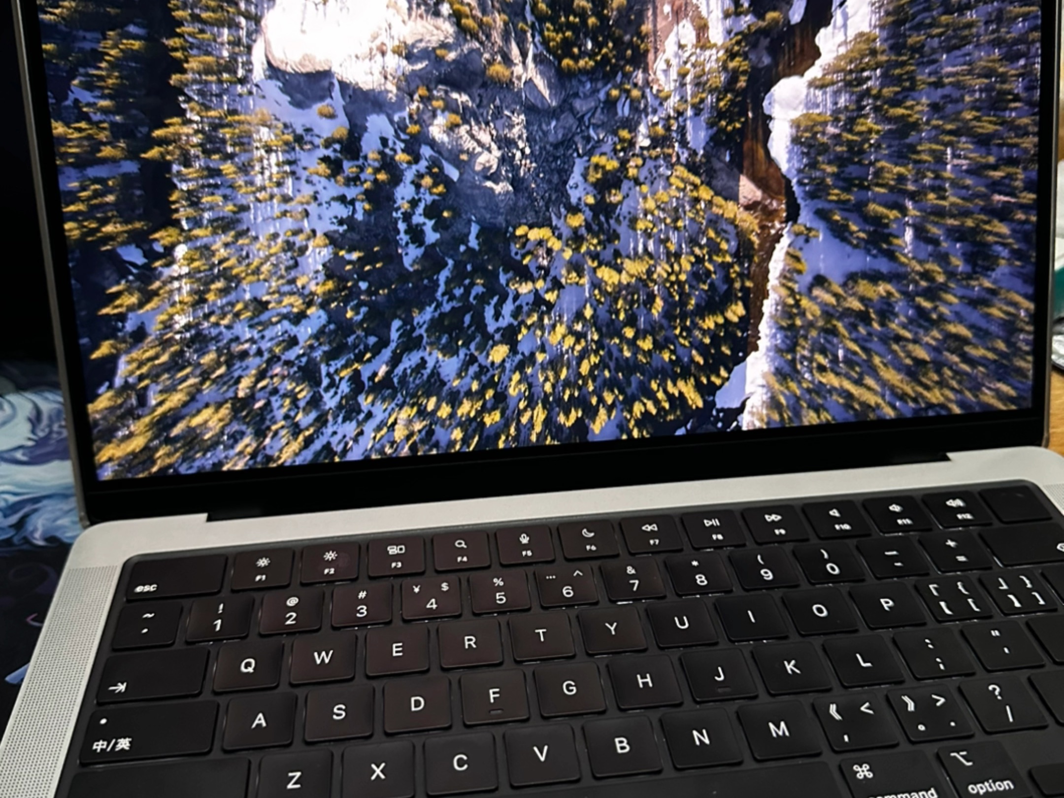 14寸MacBook Pro M3Pro 18G 512G银色自用无划痕，99新，自己套了保护壳，送蓝牙鼠标和电脑包和电源包！