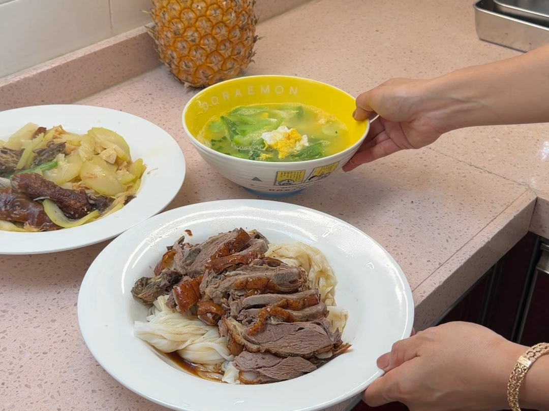来广东必吃我推荐这样，性价比极高还地道！烧鹅这样搭配着吃饭都不用煮呢#烧鹅 #广东烧腊 #广东美食 #陈村粉
