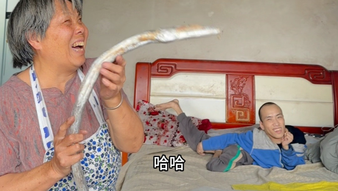 三岁失明她用触觉给脑瘫儿子做带鱼