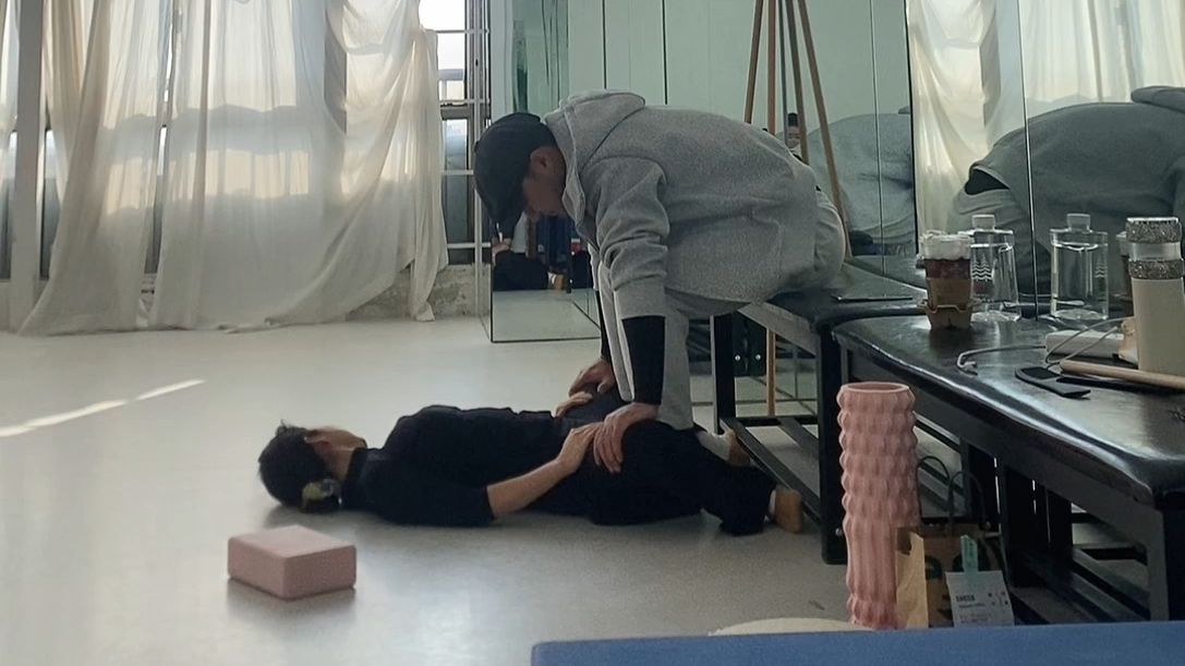 舞蹈生训练日常，压腿踩胯开胯