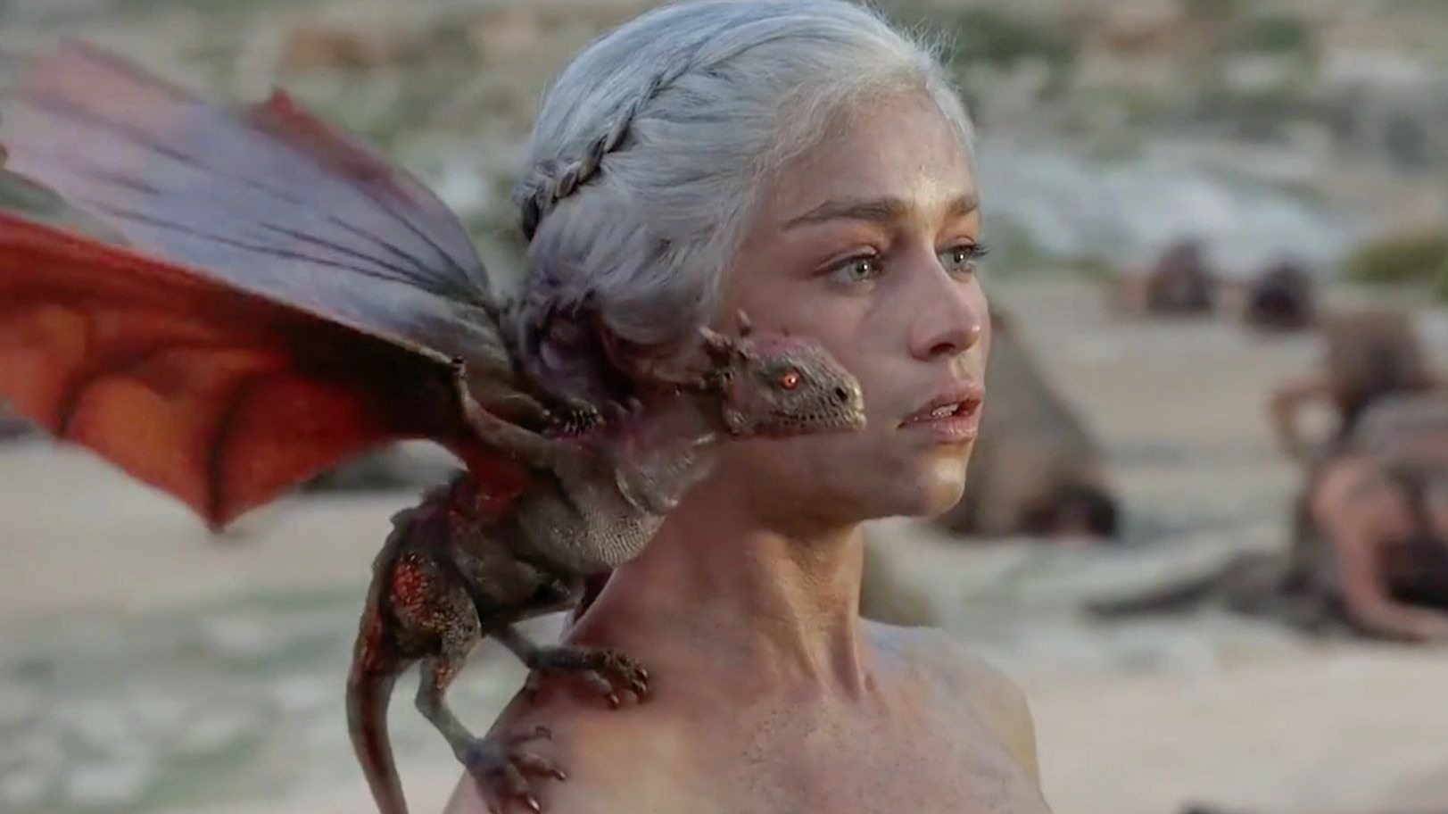 “为验证体内是否有真龙之血，龙妈徒手将1000度龙蛋从火炉中拿了起来！“《权力的游戏》影视剪辑