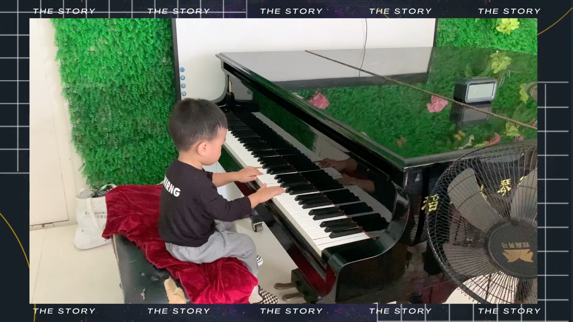 不到2岁的小小钢琴家